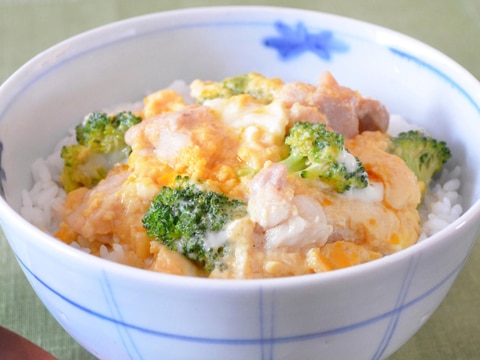 ブロッコリー入りレンジ親子丼